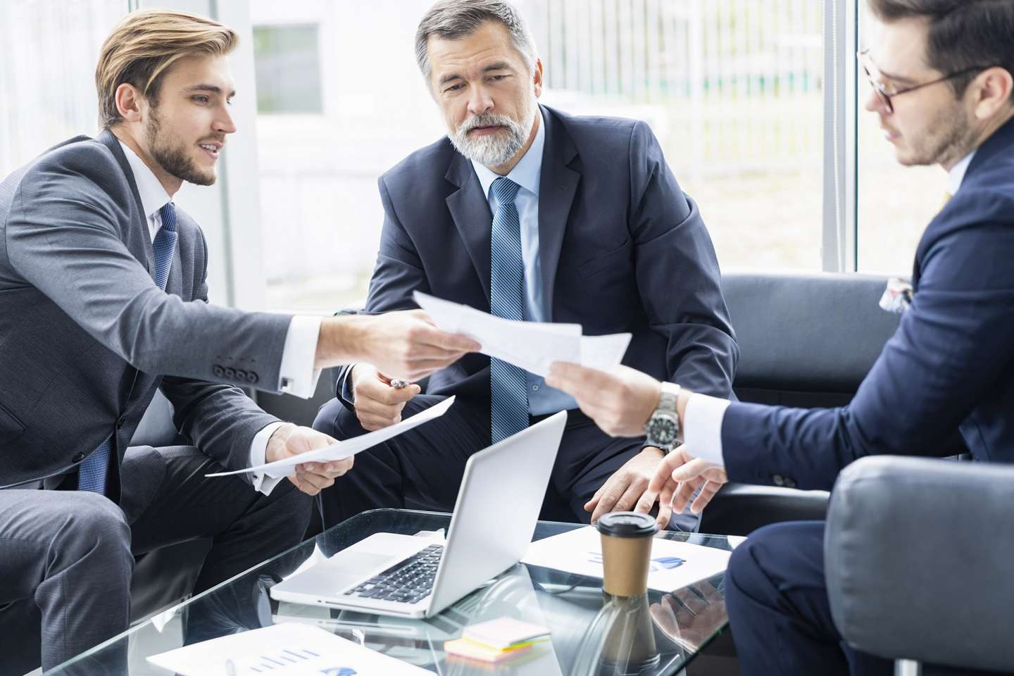 Cession de parts sociales de SARL : notification impérative aux associés et à la société !