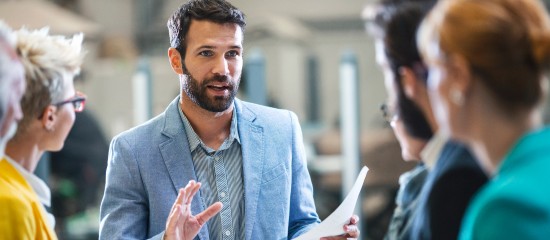 Quand un directeur commercial peut-il être considéré comme un dirigeant de fait ?