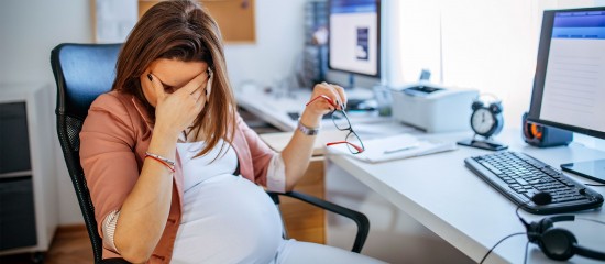 Licencier une salariée enceinte, c’est possible en cas de risques psychosociaux