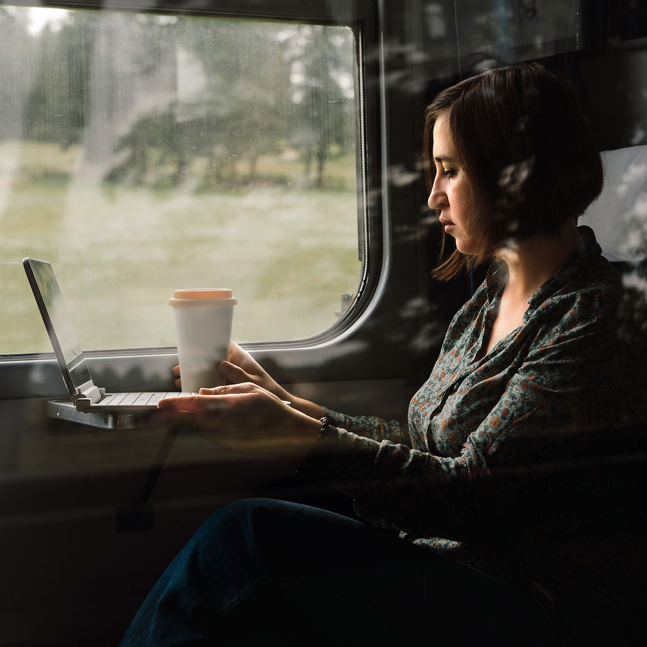 femme dans le train avec pc